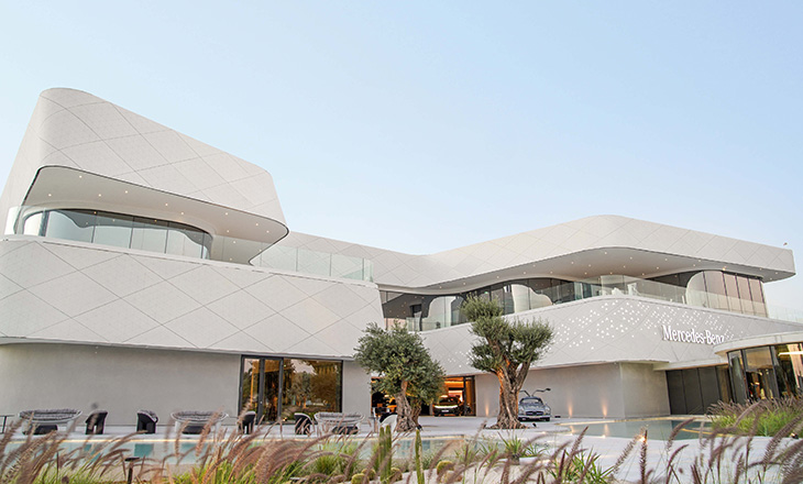 افتتاح مركز مرسيدس-بنز الجديد في دبي بتصميم يجمع الفخامة والاستدامة